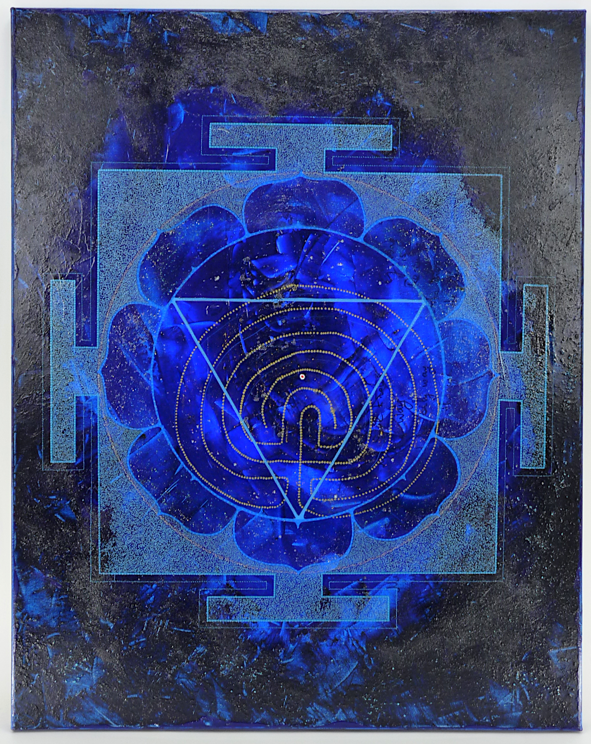 "Le Gouvernail intérieur" par Aëlle - Acrylique et broyât de pierres semi-précieuses dans la première couche de vernis - 73cm x 92cm - Yantra de Tara pointilliste bleu, labyrinthe doré et gyphes galactiques bleus clairs sur fond bleu foncé